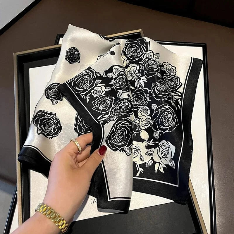 Carré 100% Soie – Foulard motif Roses Noires sur Fond Ivoire Satiné 53x53cm