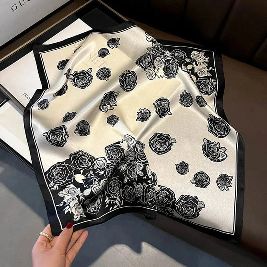 Carré 100% Soie – Foulard motif Roses Noires sur Fond Ivoire Satiné 53x53cm