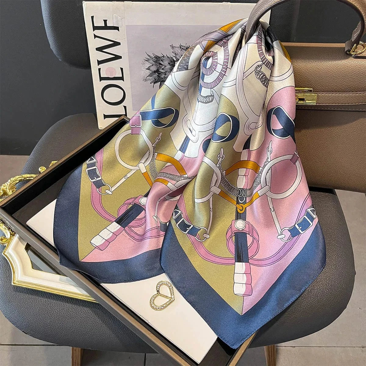 Carré 100% Soie Foulard Motif Sangles et Boucles Couture — Carré de Soie Élégant 70x70cm