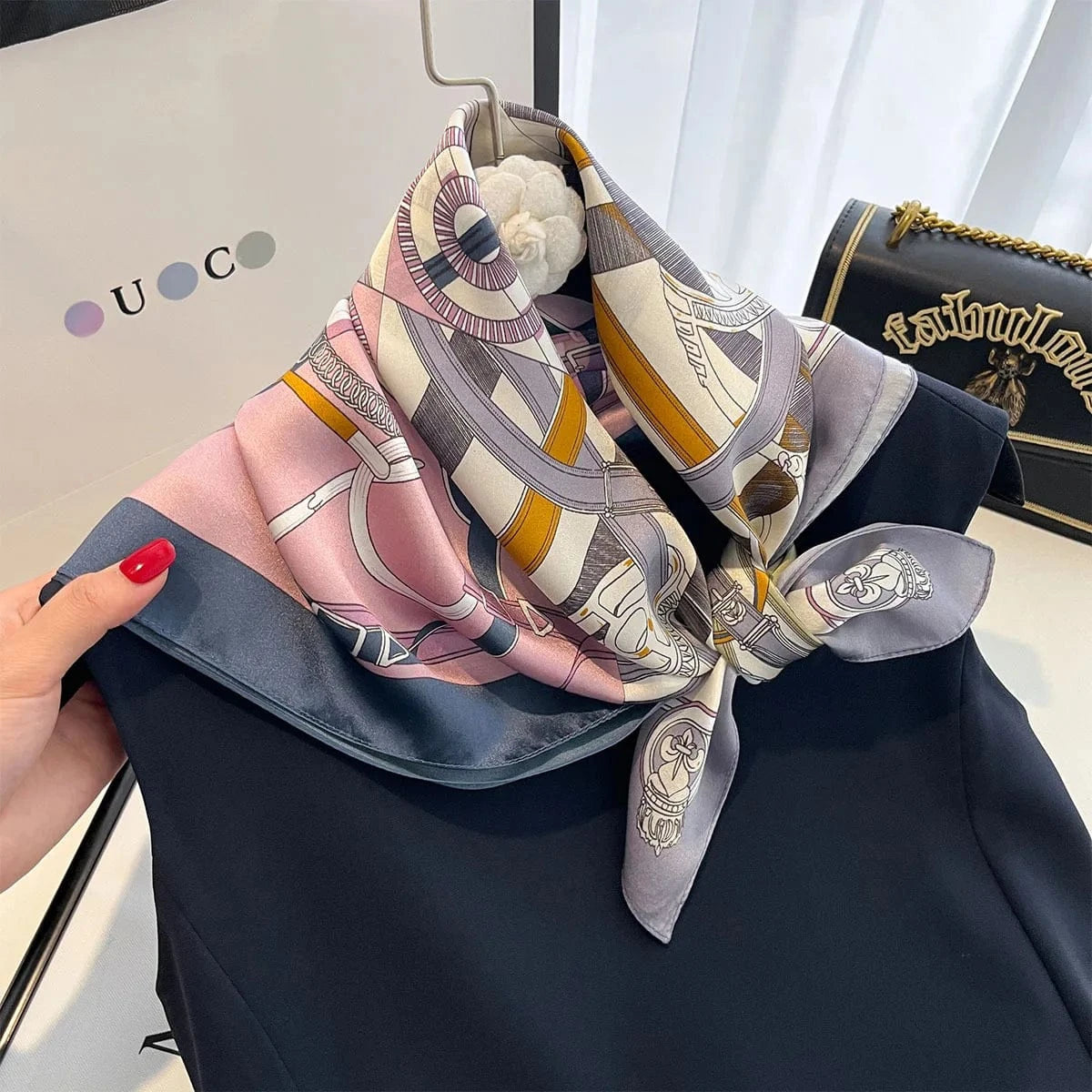 Carré 100% Soie Foulard Motif Sangles et Boucles Couture — Carré de Soie Élégant 70x70cm