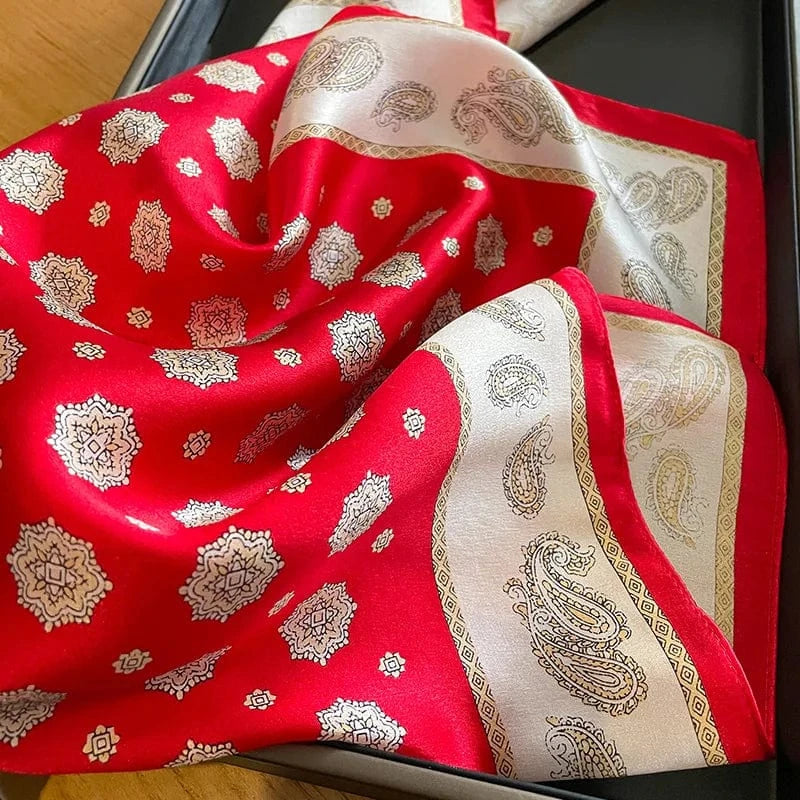 Carré 100% Soie Foulard rouge - motifs rosettes dorés, bordure crème et design Paisley 53x53cm