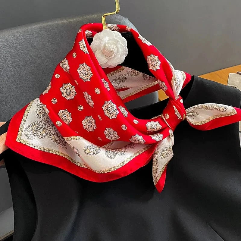 Carré 100% Soie Foulard rouge - motifs rosettes dorés, bordure crème et design Paisley 53x53cm