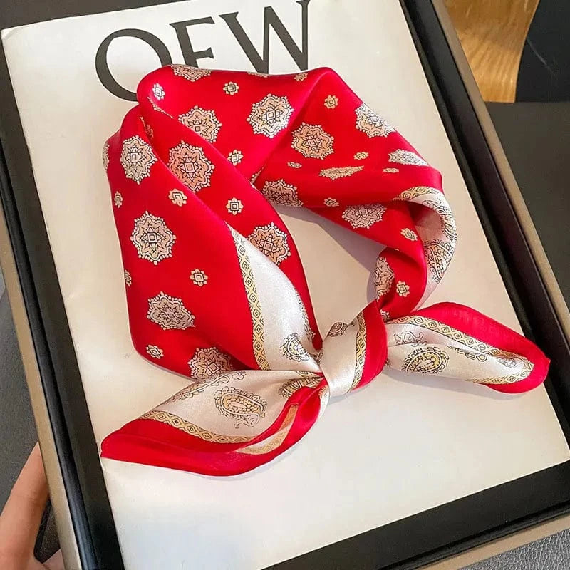 Carré 100% Soie Foulard rouge - motifs rosettes dorés, bordure crème et design Paisley 53x53cm