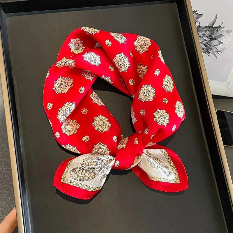 Carré 100% Soie Foulard rouge - motifs rosettes dorés, bordure crème et design Paisley 53x53cm