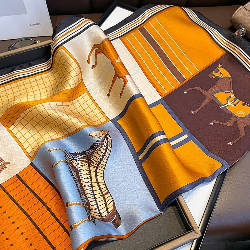 Carré 100% Soie motif Damier et Chevaux 70x70cm