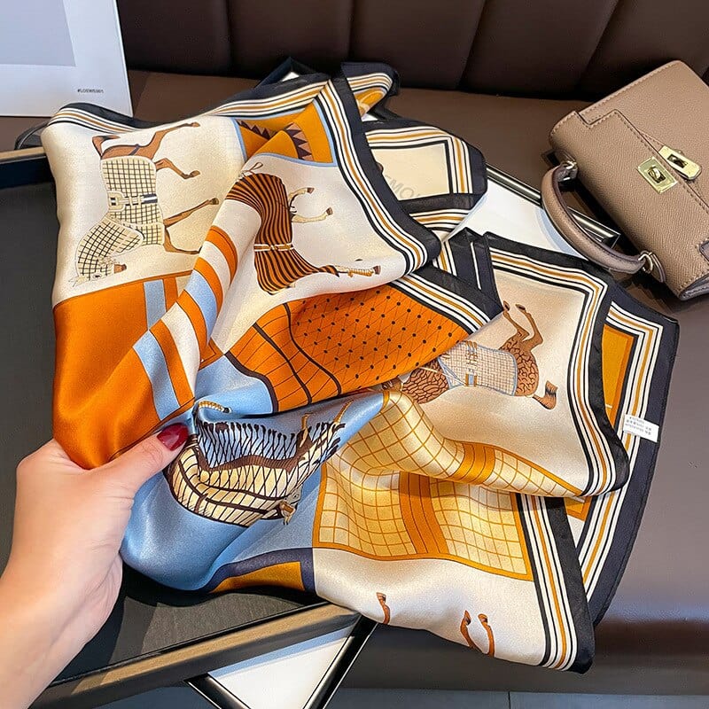 Carré 100% Soie motif Damier et Chevaux 70x70cm