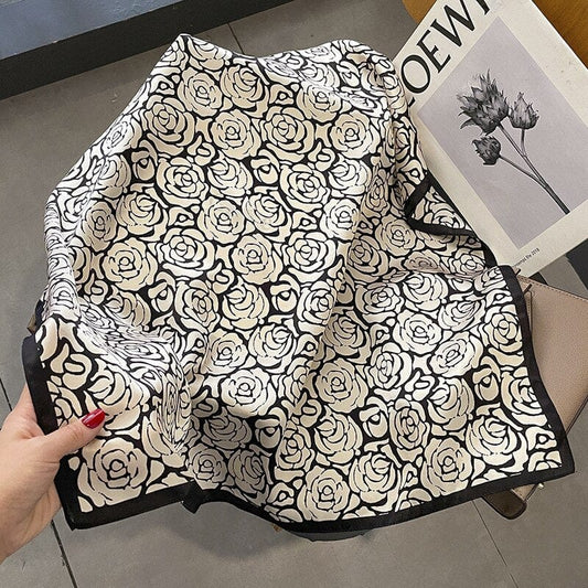 Carré 100% Soie Motif Rose Noire et Blanche Femme 70x70cm