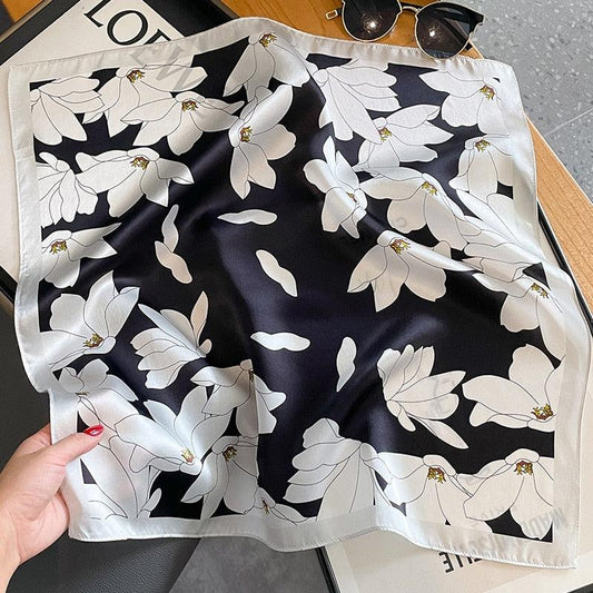 Carré 100% soie naturelle noir avec fleurs blanches - Élégance Florale 53x53cm