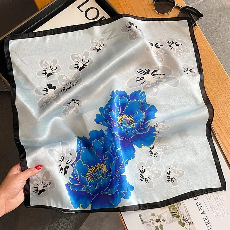 Carré 100% Soie – pivoines bleues, foulard motif graphique 53x53cm
