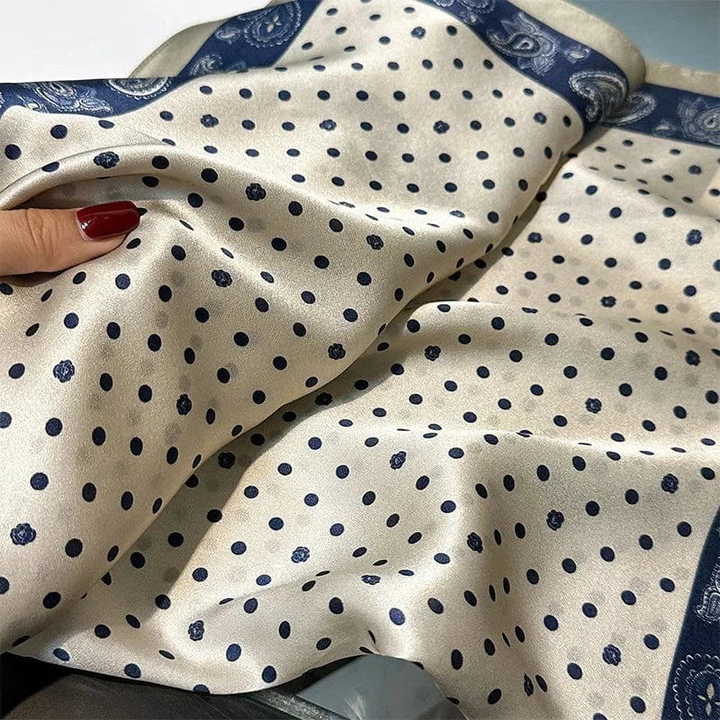 Carré 100% Soie – Pois bleu marine, bordure paisley sur fond ivoire 70x70cm