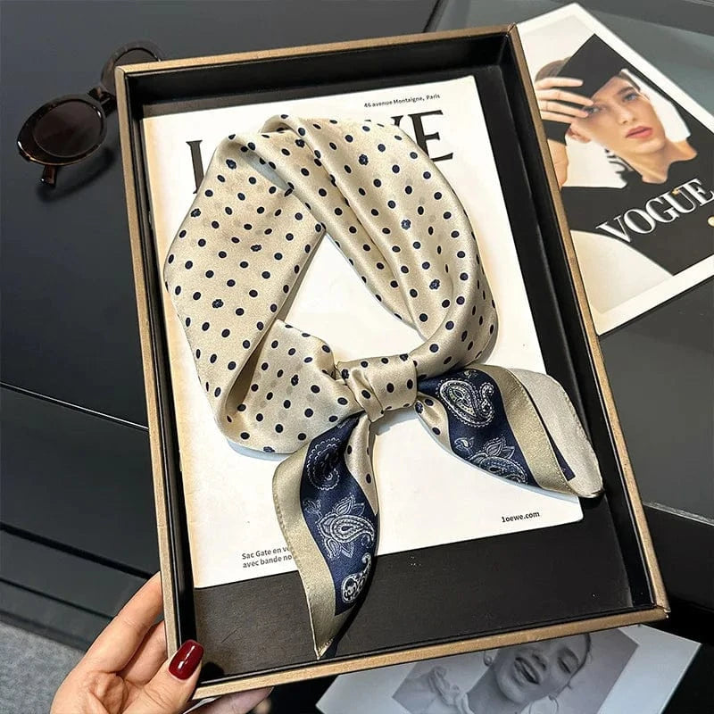 Carré 100% Soie – Pois bleu marine, bordure paisley sur fond ivoire 70x70cm