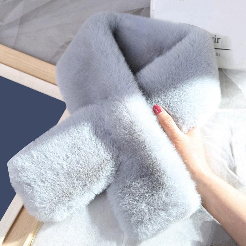 Écharpe Croisée Luxe en Fausse Fourrure