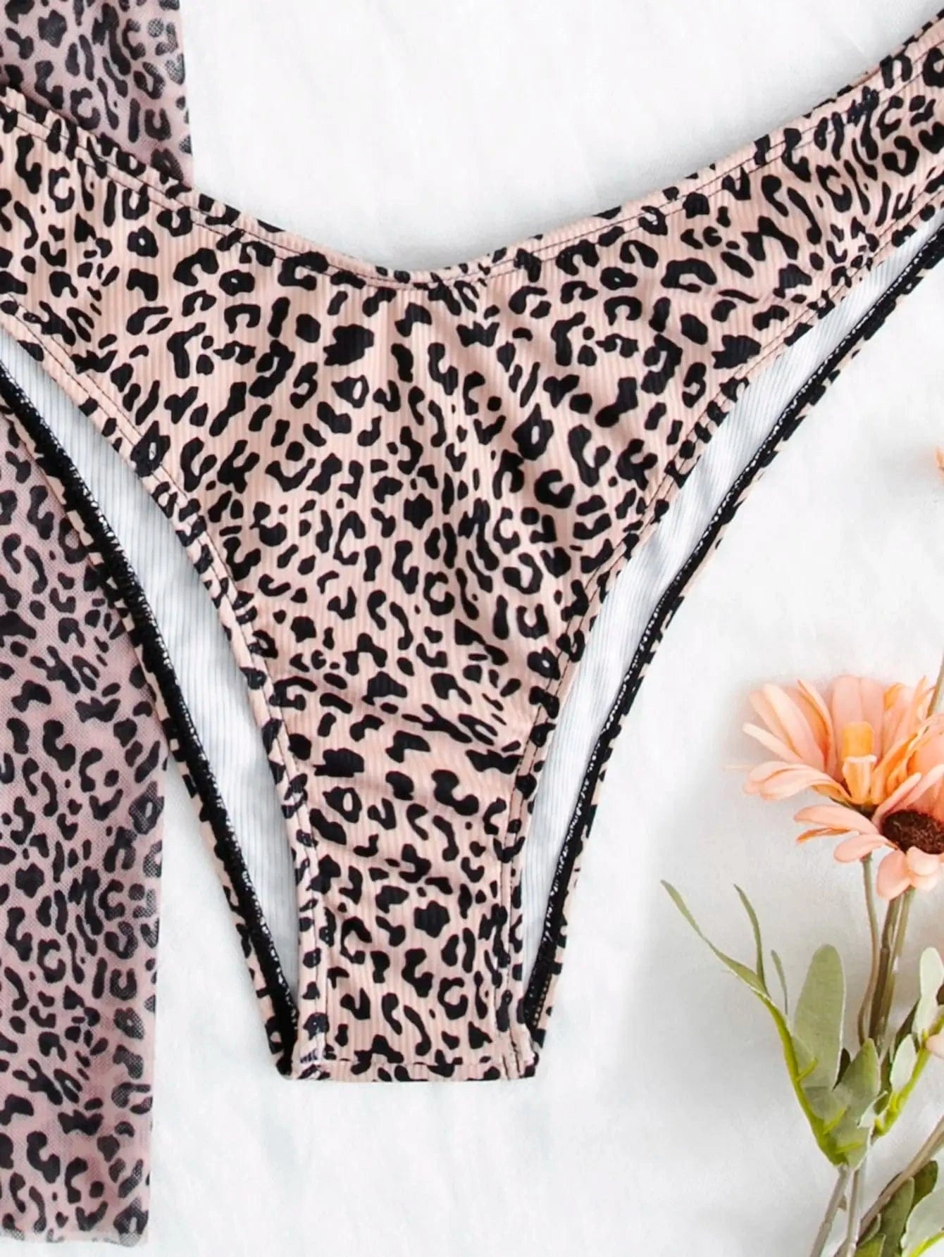 Ensemble Bikini Léopard Élégant avec Jupe Assortie - Look Audacieux et Tendance