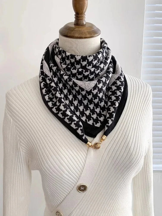Foulard Bijou avec Pendentif – Accessoire chic au motif Pied-de-Poule et bijou intégré