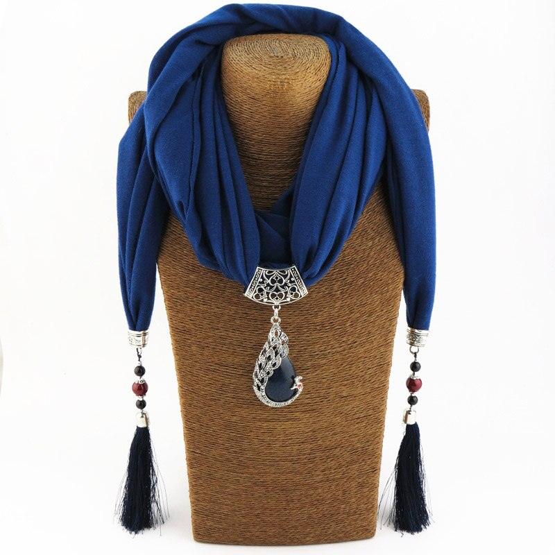 Foulard bijou chic : collection pendentif glam