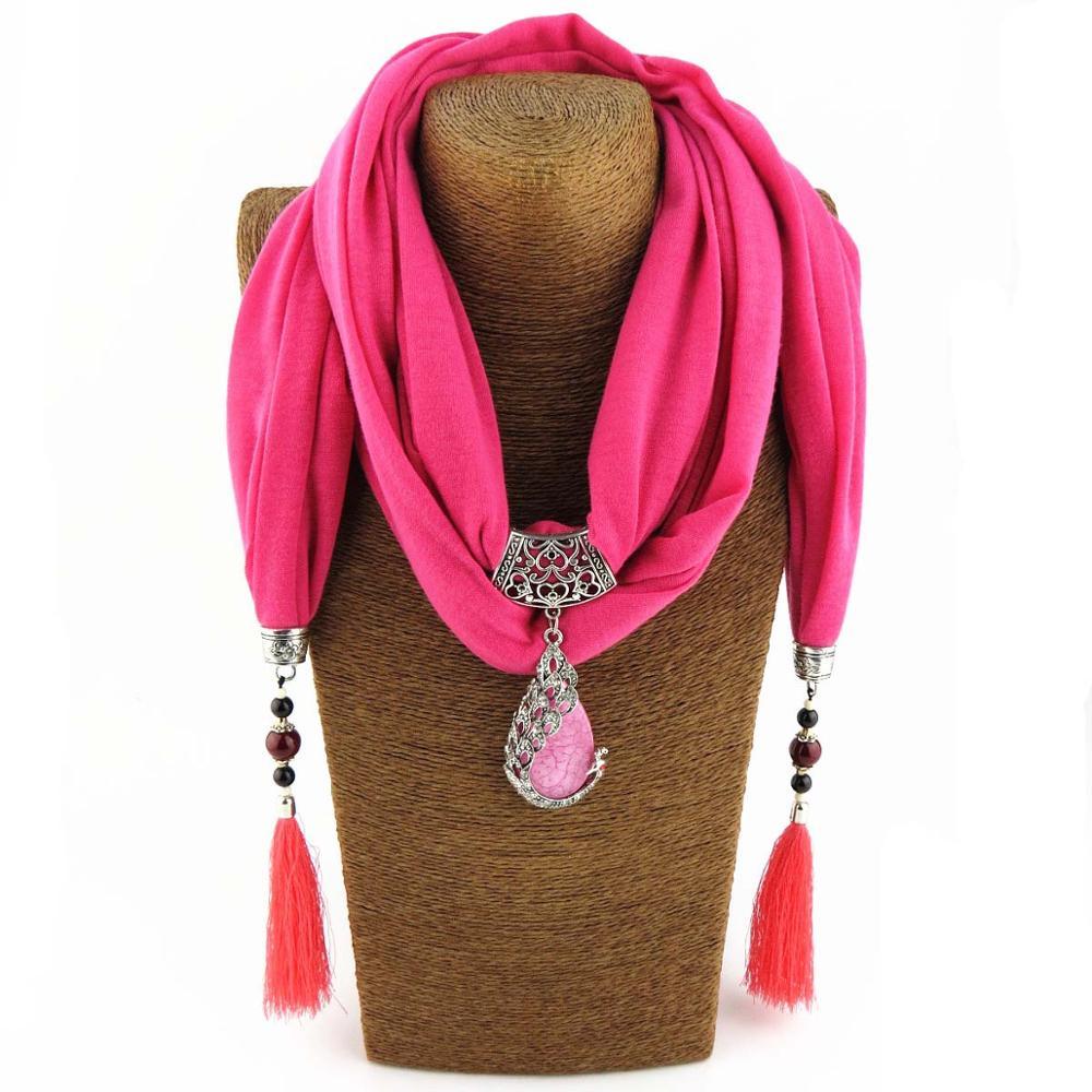 Foulard bijou chic : collection pendentif glam