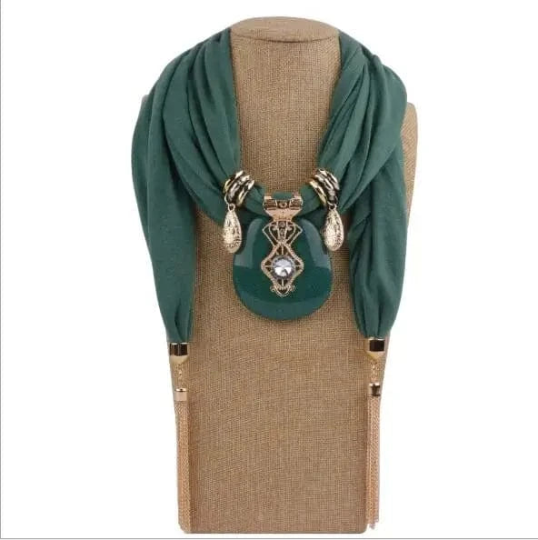 Foulard Bijou Collier Bib – Écharpe avec Bijou Intégré et Pendentifs Vert