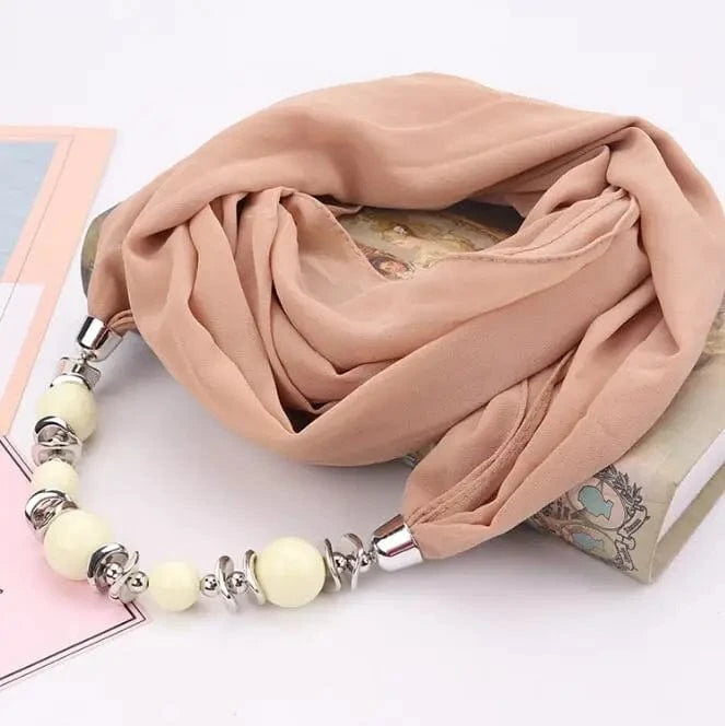 Foulard Bijou Collier Intégré — Élégant foulard avec collier intégré et perles Beige