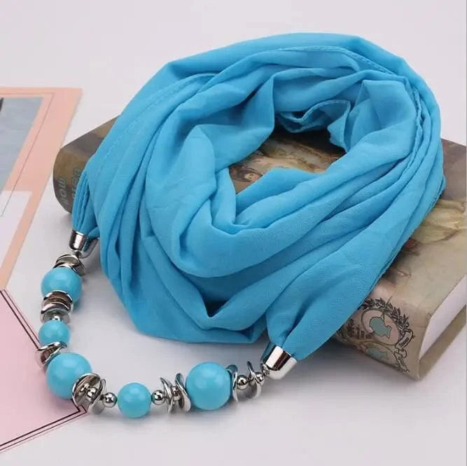 Foulard Bijou Collier Intégré — Élégant foulard avec collier intégré et perles Bleu Clair