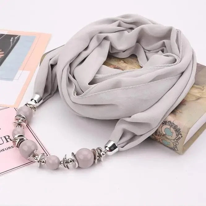 Foulard Bijou Collier Intégré — Élégant foulard avec collier intégré et perles Gris