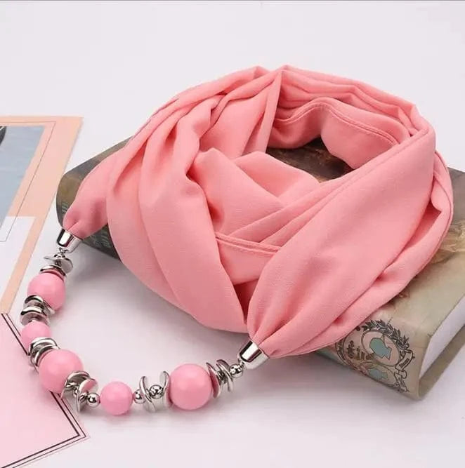 Foulard Bijou Collier Intégré — Élégant foulard avec collier intégré et perles Rose Clair