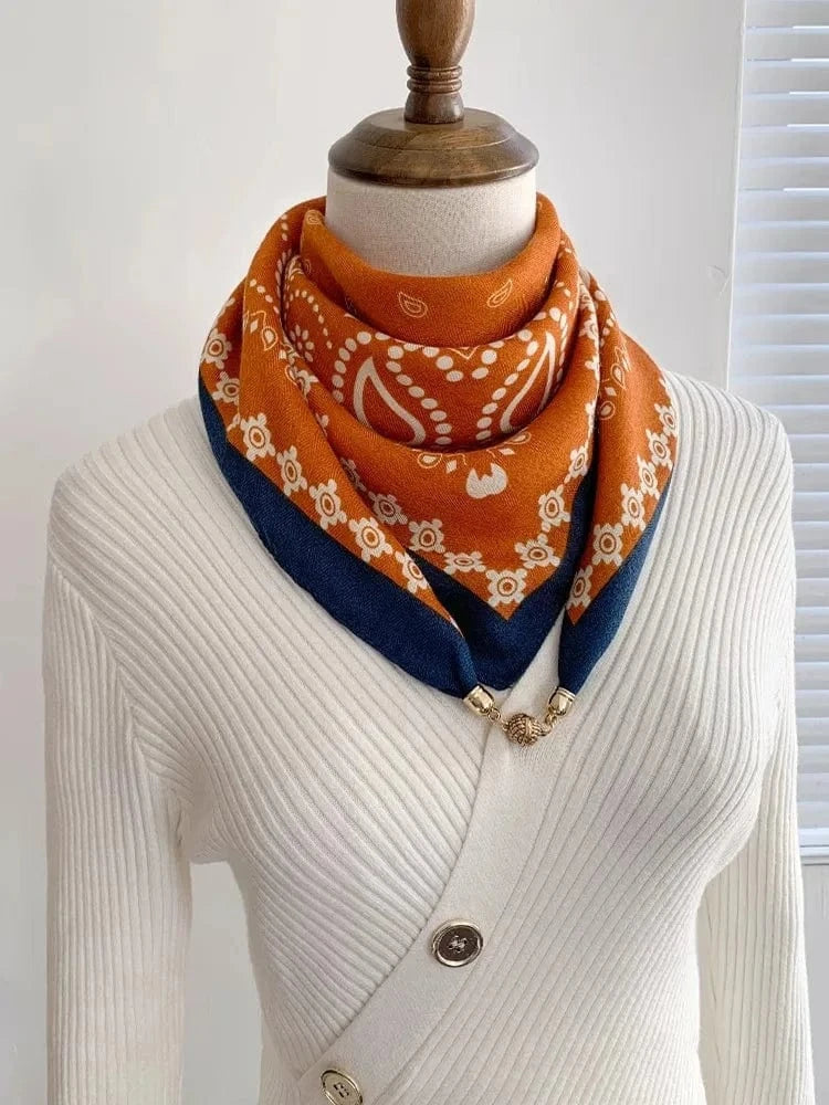 Foulard Bijou Imprimé Bandana Floral – Écharpe chic avec embouts et chaîne