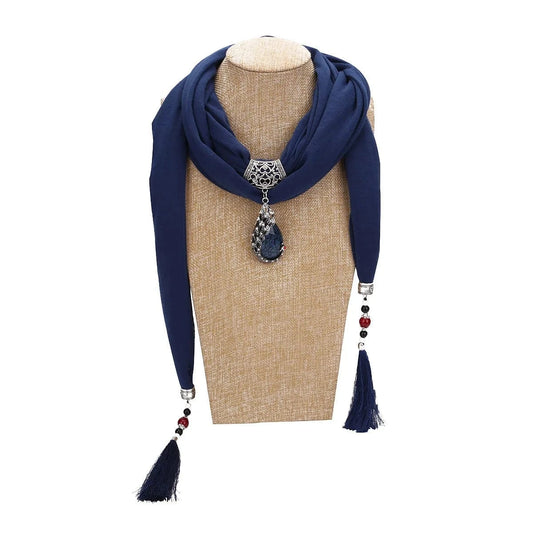 Foulard Bijou Pendentif Bohème Chic – Écharpe longue avec pendentif central et détails argentés Bleu