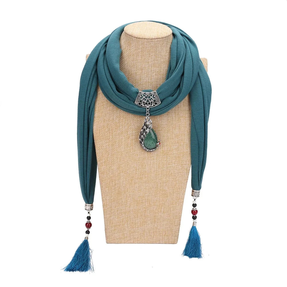 Foulard Bijou Pendentif Bohème Chic – Écharpe longue avec pendentif central et détails argentés Bleu Clair