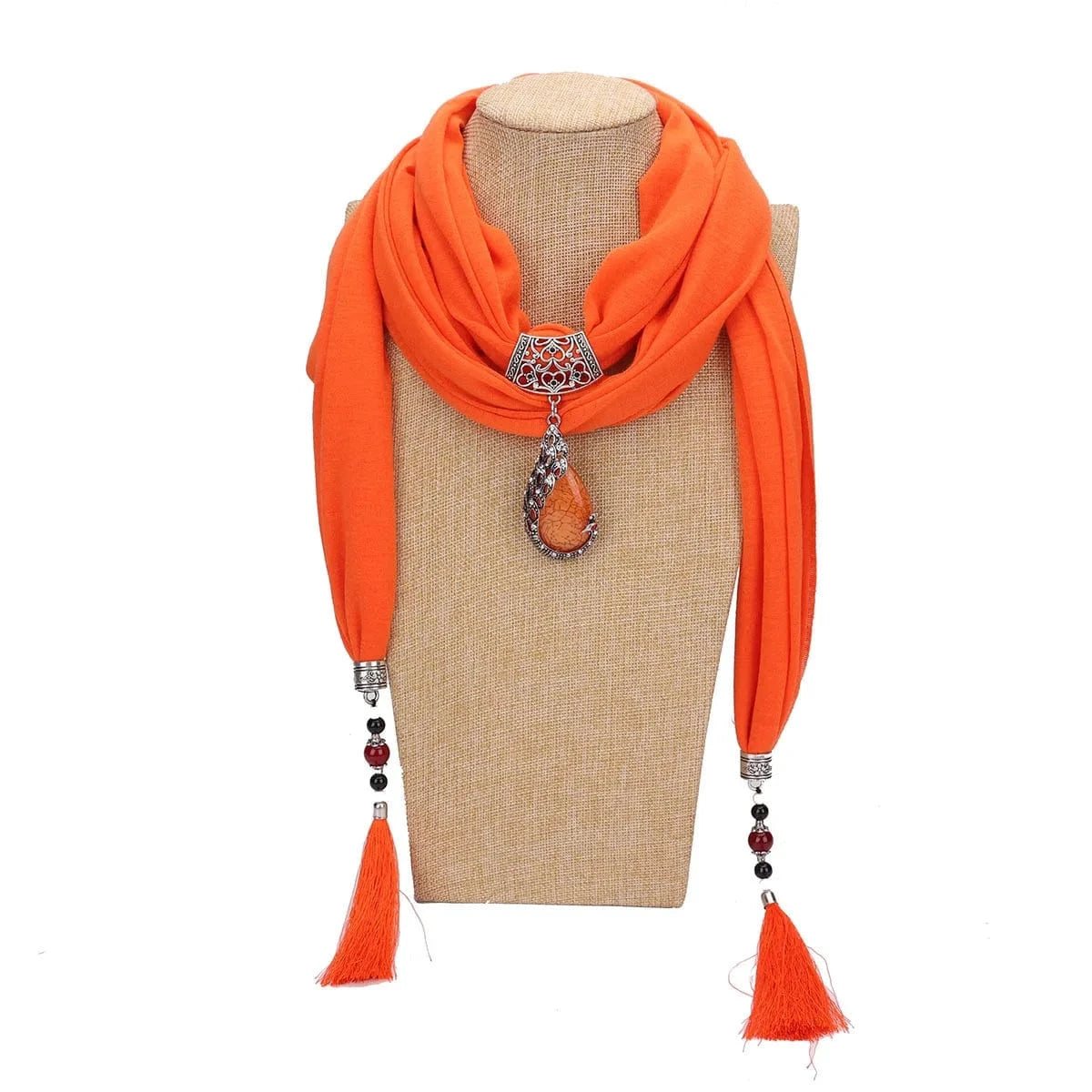 Foulard Bijou Pendentif Bohème Chic – Écharpe longue avec pendentif central et détails argentés Orange