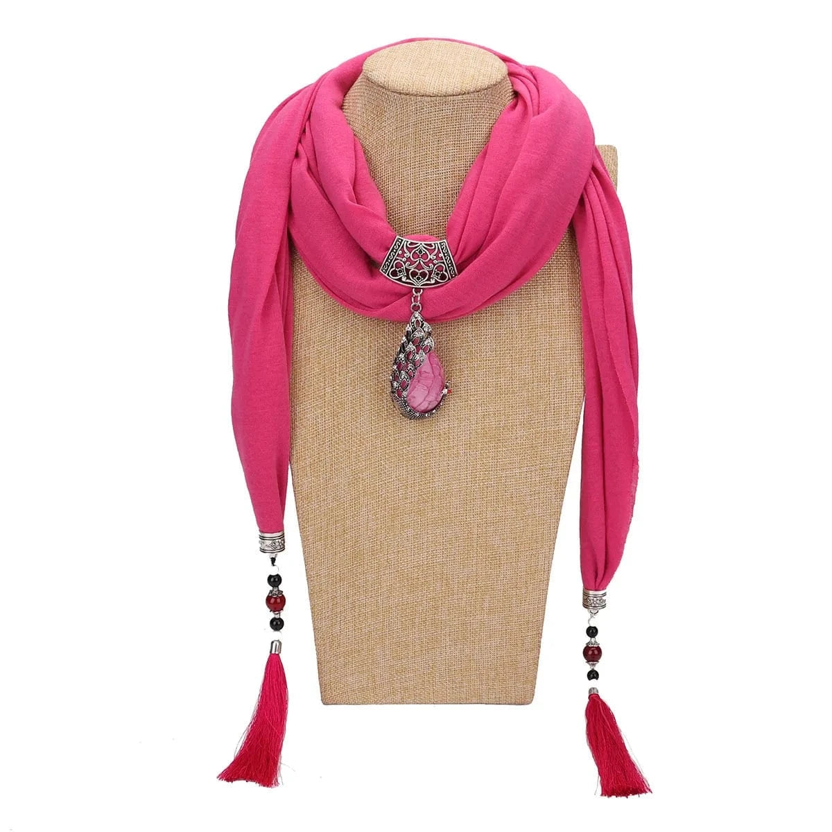 Foulard Bijou Pendentif Bohème Chic – Écharpe longue avec pendentif central et détails argentés Rose