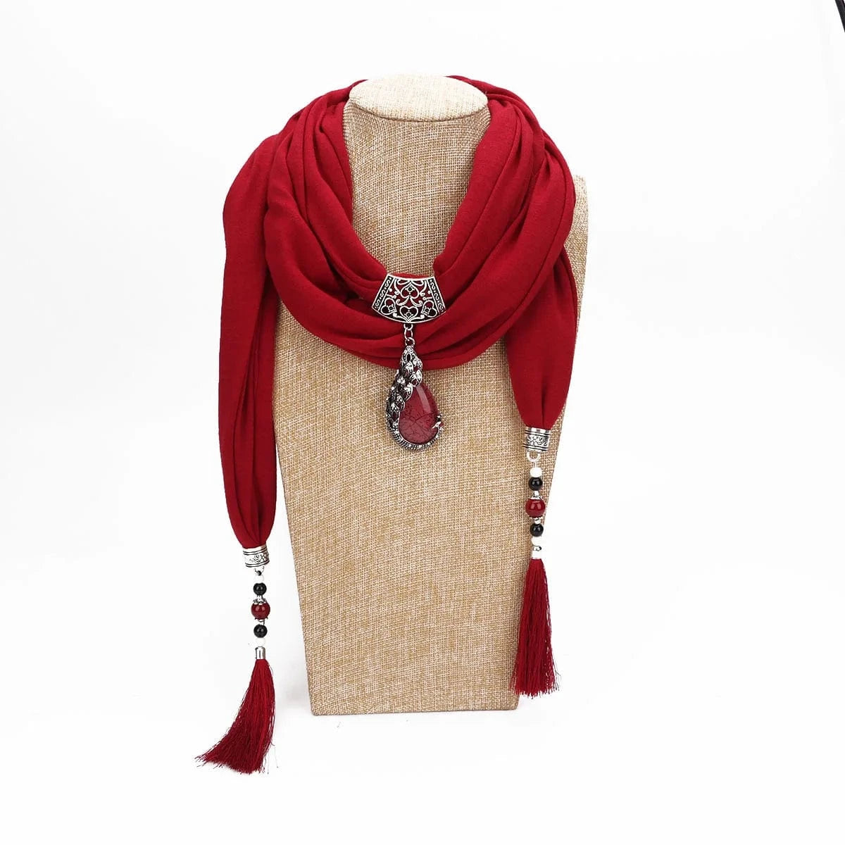 Foulard Bijou Pendentif Bohème Chic – Écharpe longue avec pendentif central et détails argentés Rouge Foncé