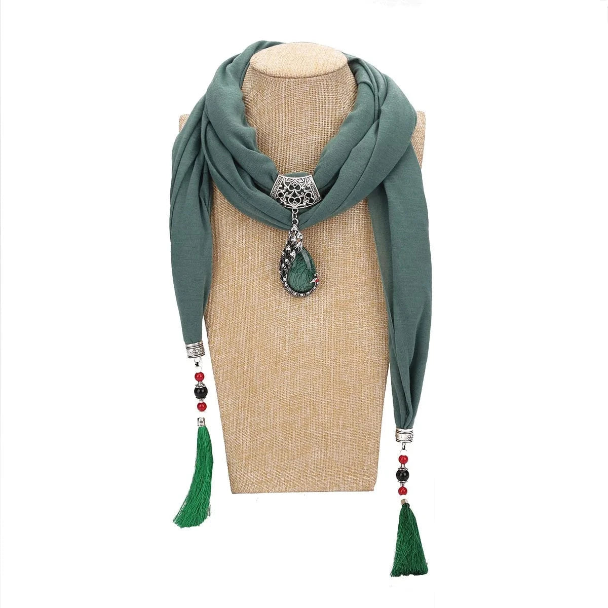 Foulard Bijou Pendentif Bohème Chic – Écharpe longue avec pendentif central et détails argentés Vert