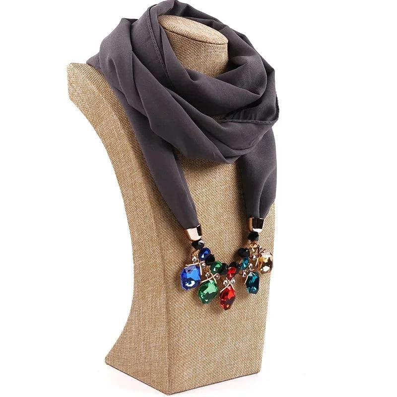 Foulard Bijou Pendentif Cascade – Écharpe chic avec pendentif et pierres facettées Gris