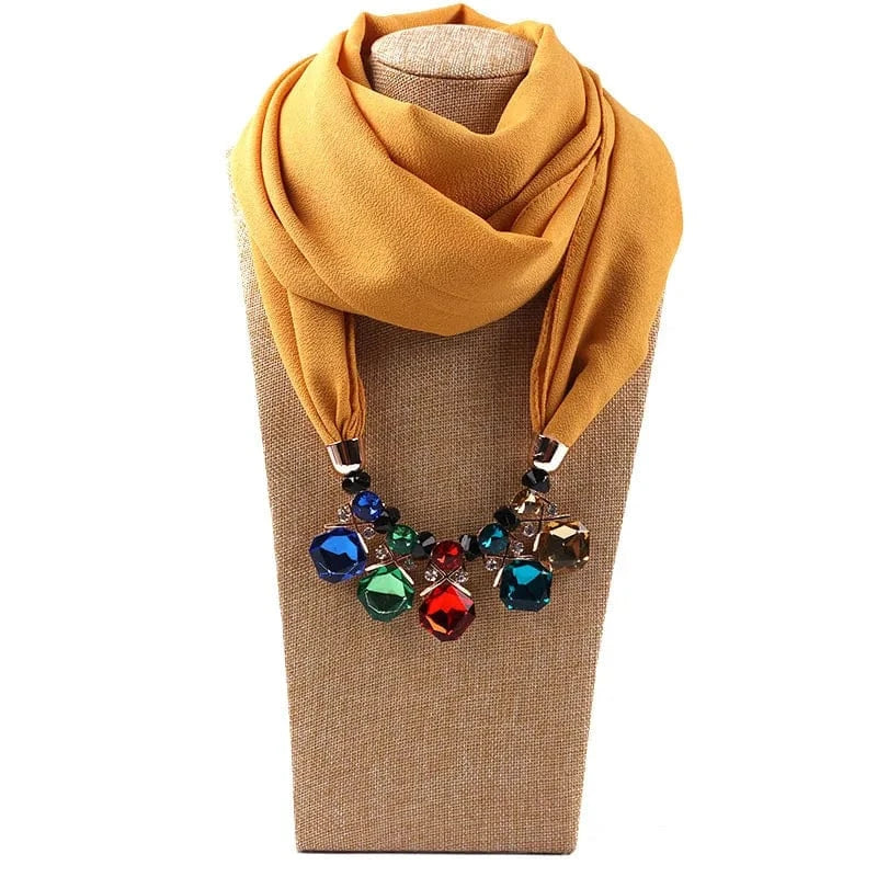 Foulard Bijou Pendentif Cascade – Écharpe chic avec pendentif et pierres facettées Jaune