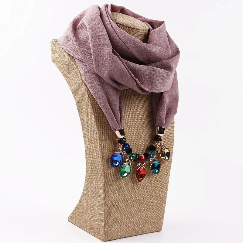 Foulard Bijou Pendentif Cascade – Écharpe chic avec pendentif et pierres facettées Mauve