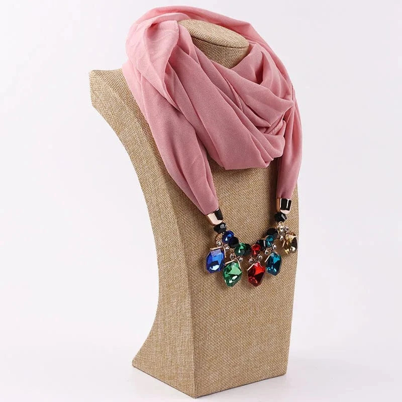 Foulard Bijou Pendentif Cascade – Écharpe chic avec pendentif et pierres facettées Rose