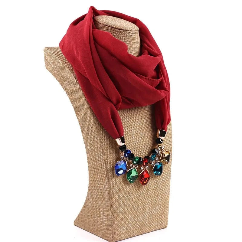 Foulard Bijou Pendentif Cascade – Écharpe chic avec pendentif et pierres facettées Rouge