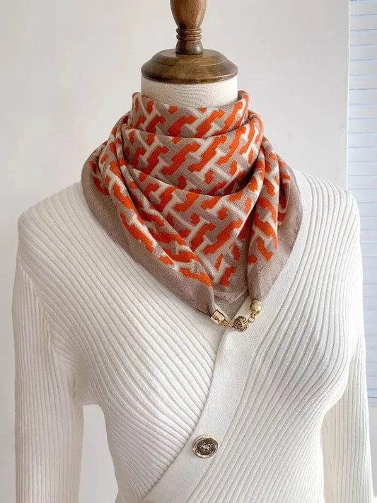 Foulard Bijou Perles Gravées – Collier Fantaisie sur Foulard