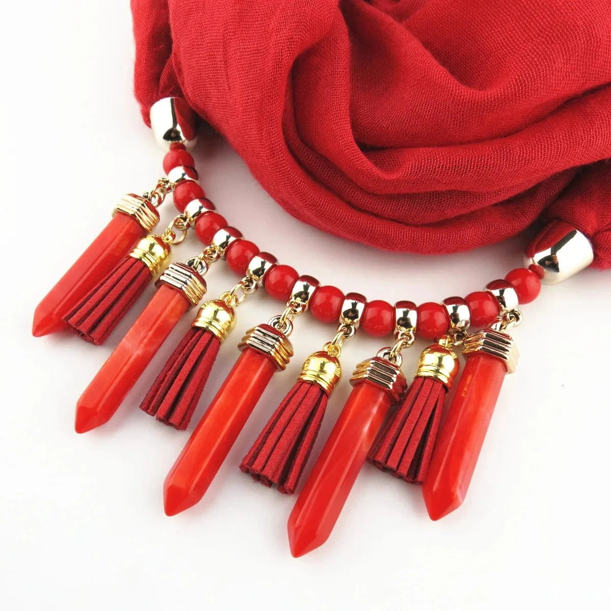 Foulard Bijou Plastron – Collier intégré et franges pendantes