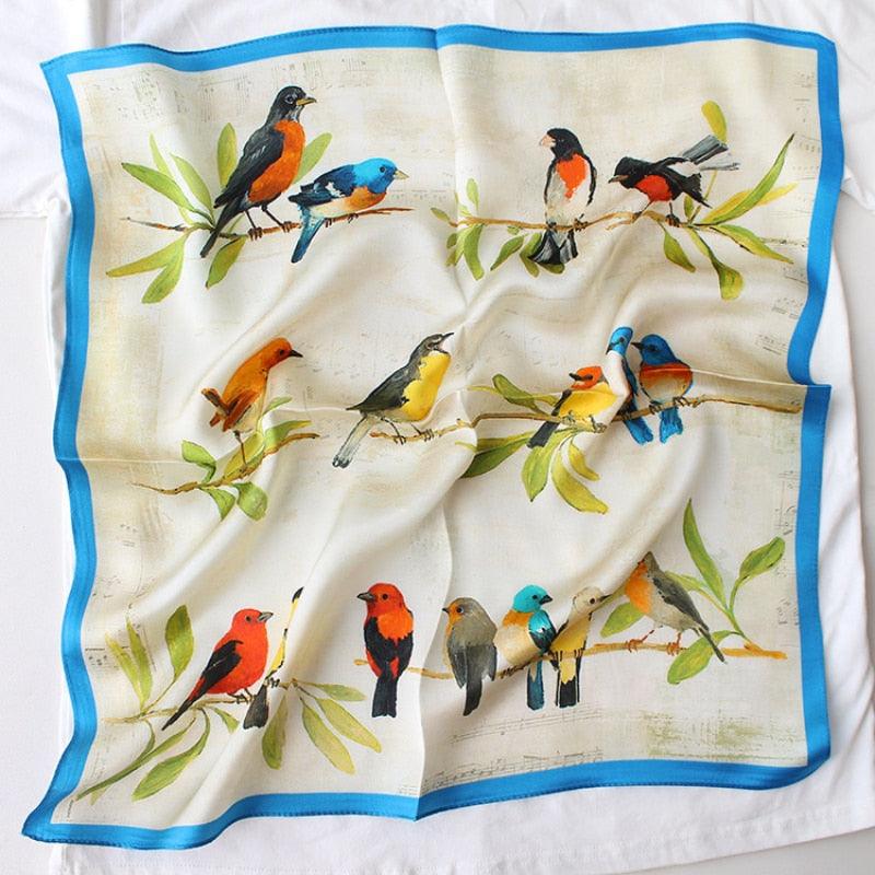 Foulard en soie naturelle avec motif d'oiseau.