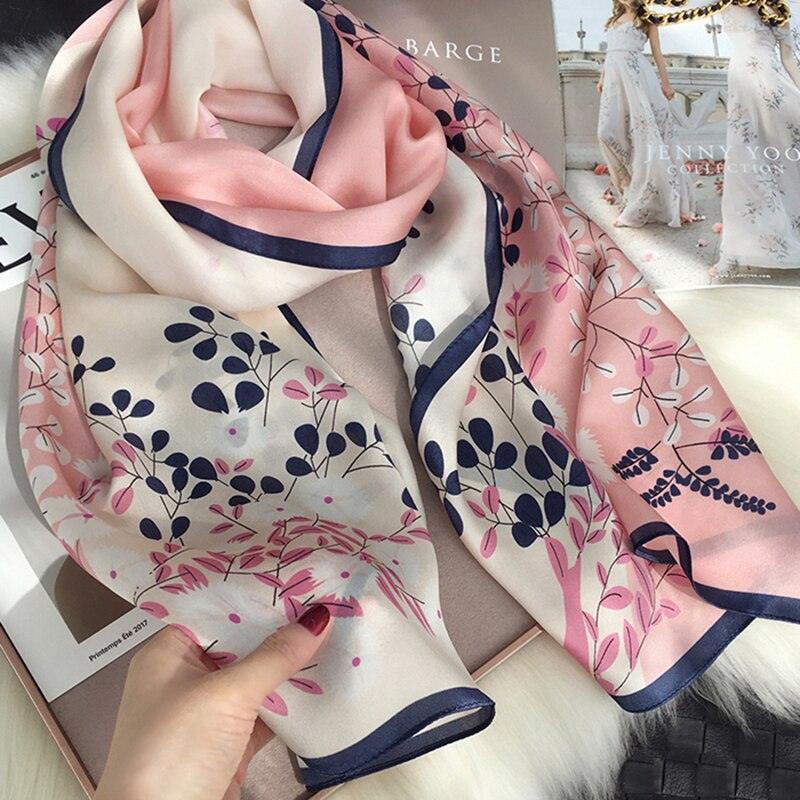 Foulard Rose et Bleu Floral en Édition Limitée