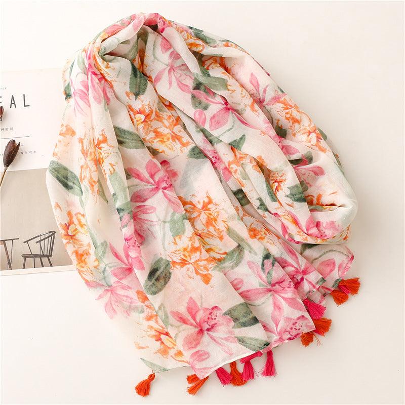 Foulard en coton aux motifs floraux rose, vert et blanc.