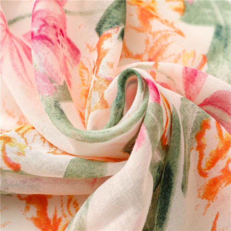 Foulard en coton aux motifs floraux rose, vert et blanc.