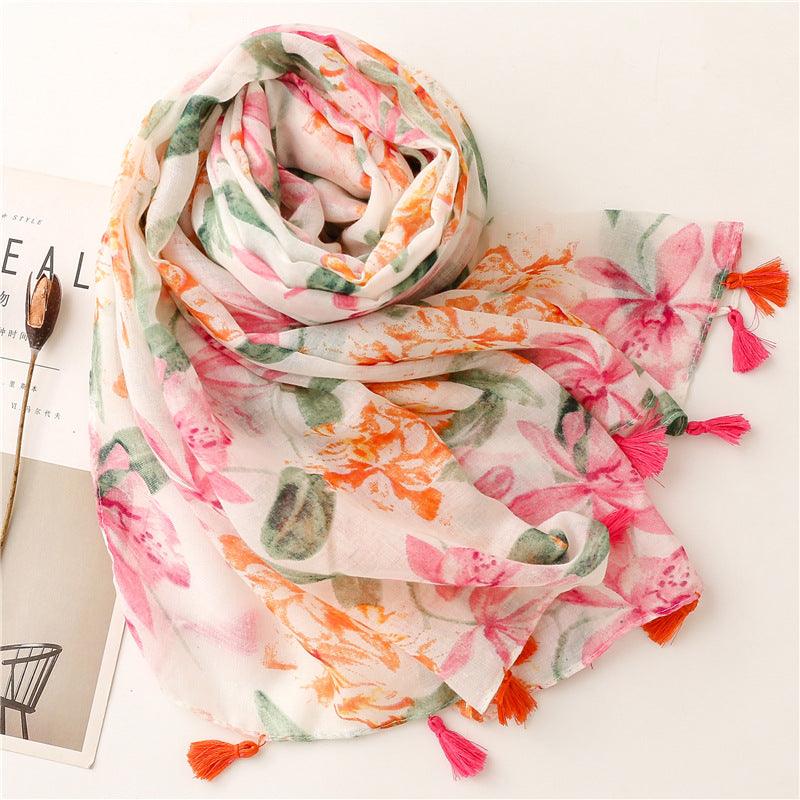 Foulard en coton aux motifs floraux rose, vert et blanc.