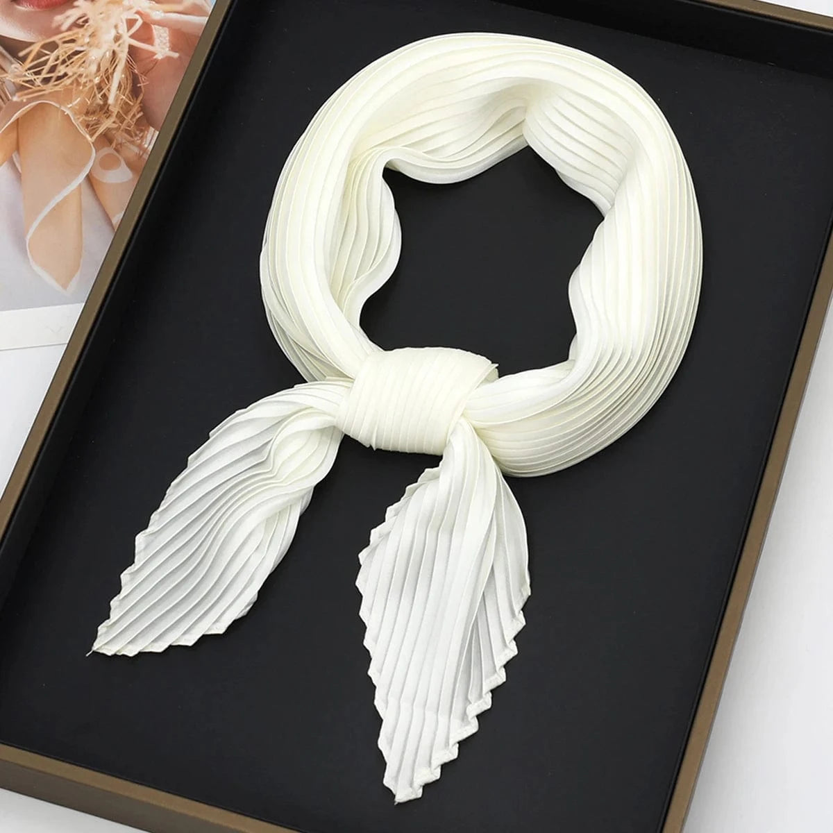 Foulard Plissé Élégant en Texture Raffinée Blanc / 70x70cm