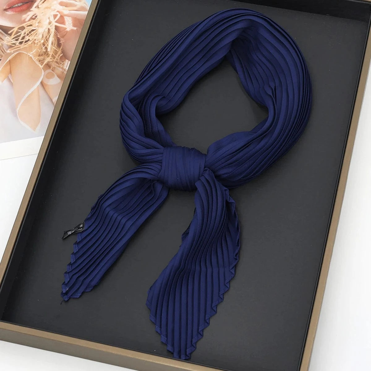 Foulard Plissé Élégant en Texture Raffinée Bleu Foncé / 70x70cm
