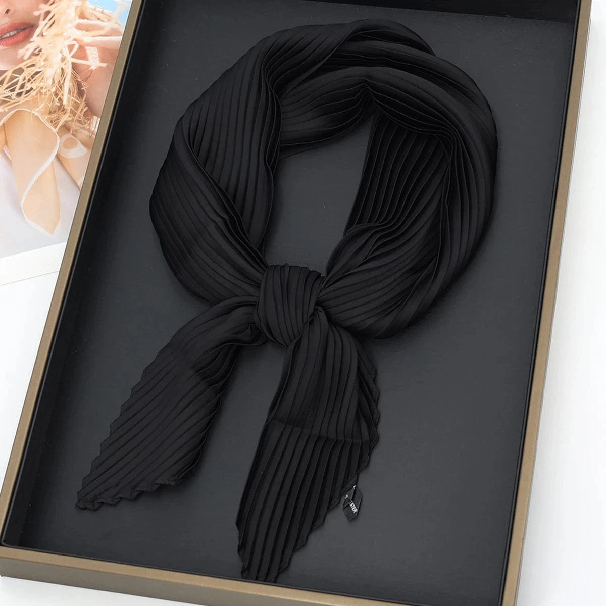 Foulard Plissé Élégant en Texture Raffinée Noir / 70x70cm