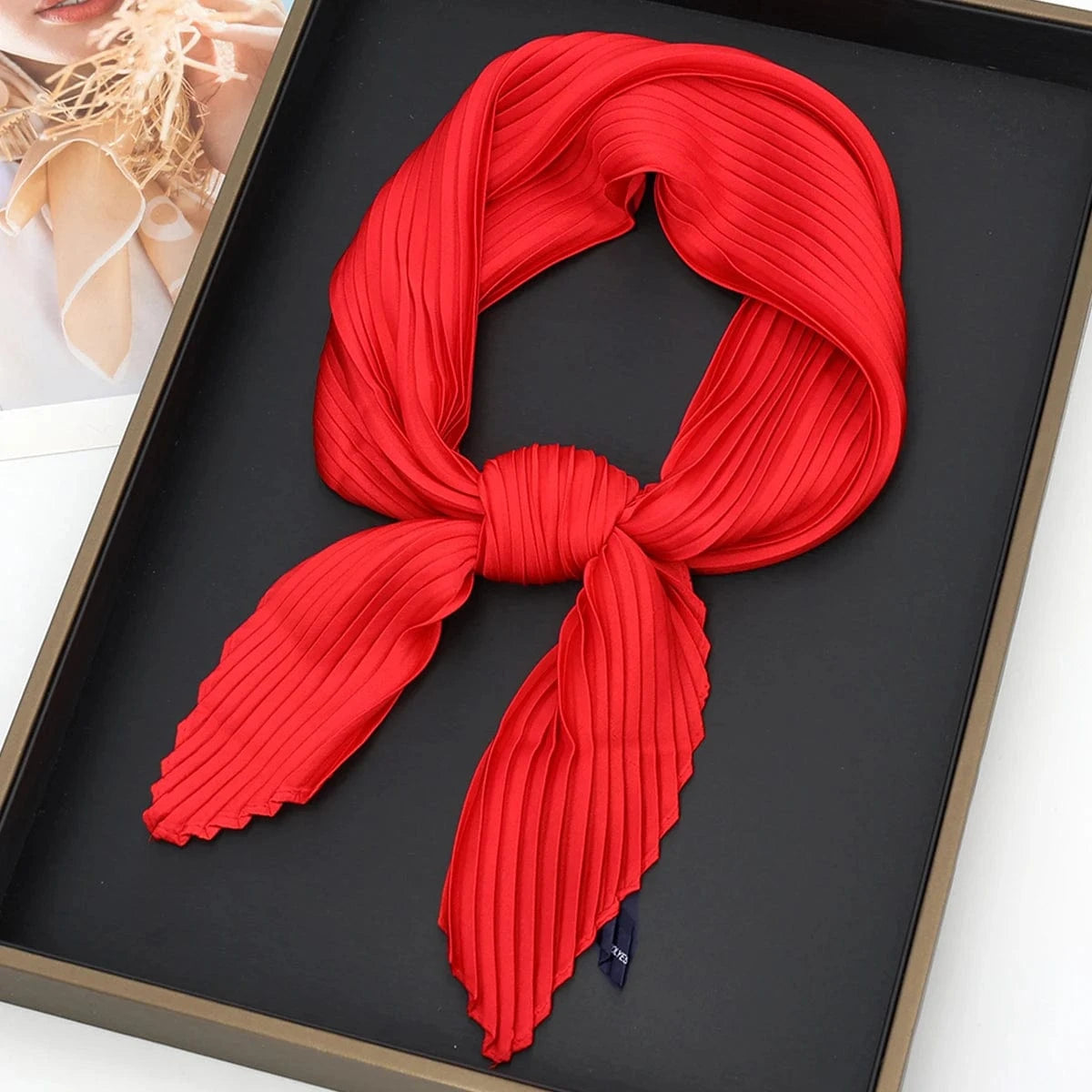 Foulard Plissé Élégant en Texture Raffinée Rouge / 70x70cm