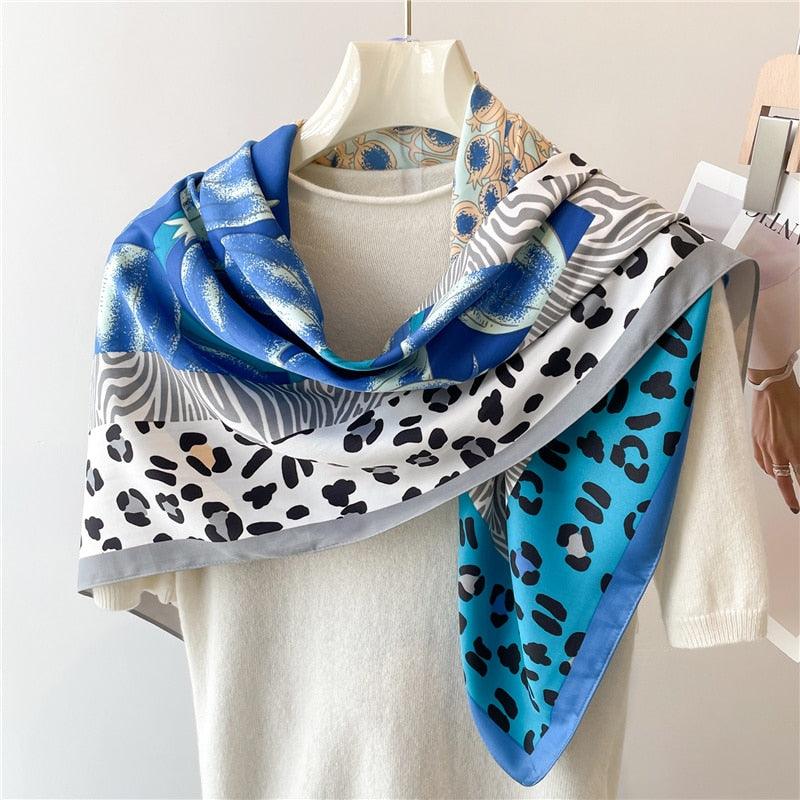 Foulard sergé imprimé léopard et fleurs - Collection Wild Blossom Bleu
