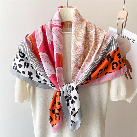 Foulard sergé imprimé léopard et fleurs - Collection Wild Blossom Rose